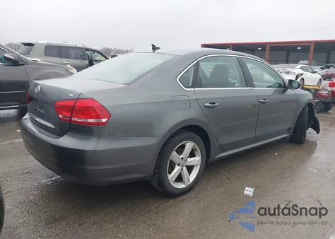 2012 Volkswagen Passat 2.5L Se z USA, uszkodzony, nr VIN 1VWBH7A38CC027224